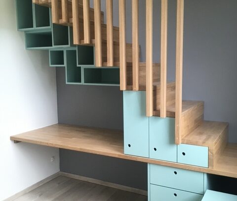 Ensemble escalier-bureau pour une chambre d'enfant. Chêne et MDF à peindre. Wanze