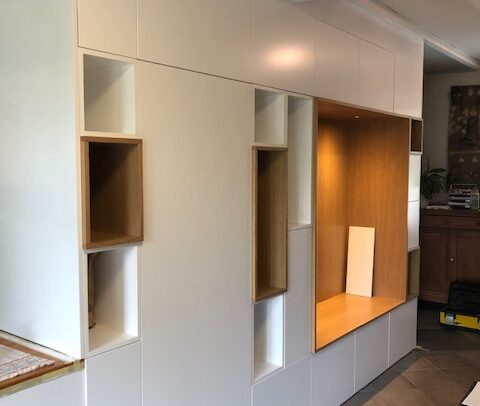 Meuble de salle à manger avec banc encastré, niches en chêne et armoires diverses. Condroz