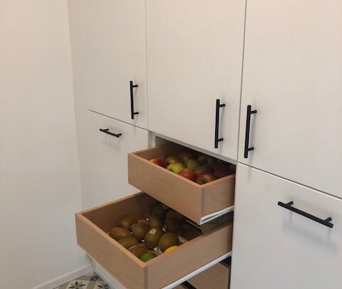 Aménagement de buanderie, casiers à fruits en hêtre massif. Brabant Wallon.