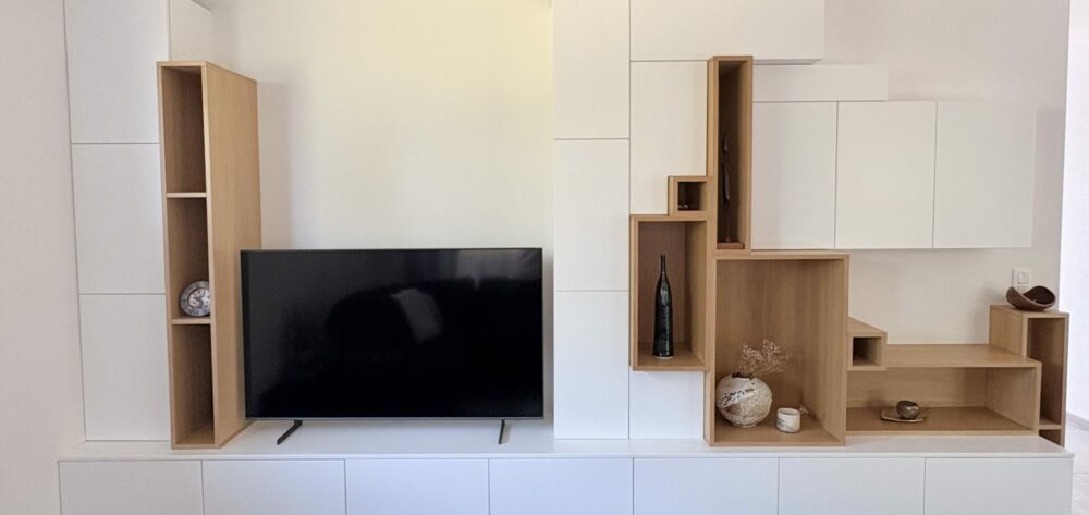 Meuble TV en MDF, peinture blanche et logettes en chêne. Région Liégeoise.
