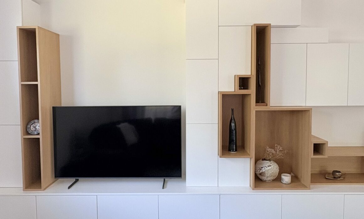 Meuble TV en MDF, peinture blanche et logettes en chêne. Région Liégeoise.